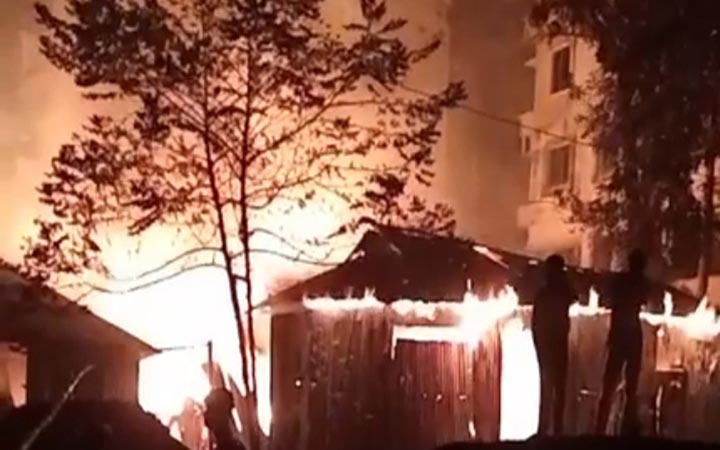 কালিয়াকৈরে মধ্যরাতে কলোনি ও তুলার গোডাউনে আগুন